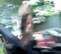 zdjęcie z klatki materiału wideo - mężczyzna uderza ręką w szybę karetki