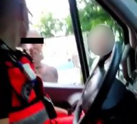 zdjęcie z klatki materiału wideo - mężczyzna grozi ratownikowi