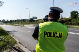 policjant na drodze z miernikiem prędkości