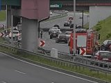 zdjęcie z materiału wideo obrazujące drogę i służby po wypadku - źródło https://youtu.be/6FdDlGn7ozk
