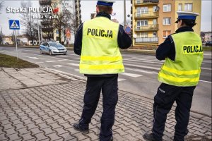 Widok policjantów patrolujących skrzyżowanie wraz z przejściem dla pieszych