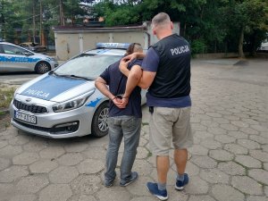 Widok sprawcy rozboju prowadzonego przez policjanta.