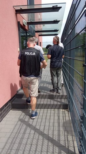 Widok sprawców rozboju prowadzonego przez policjanta do Sądu.
