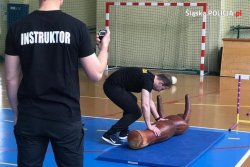 Widok osób przygotowujących się do testu sprawności fizycznej.