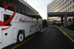 Widok autobusu krwiodastwa stojącego przed jednostką Policji