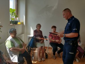 Policjant wręczający odblaski