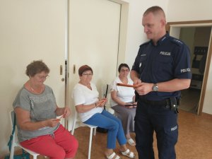 Policjant wręczający odblaski