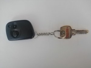 klucz z pilotem koloru czarnego