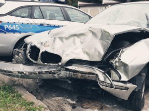rozbite bmw i policyjny radiowóz
