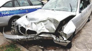 rozbite bmw i policyjny radiowóz