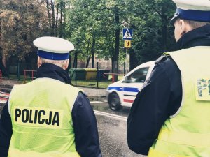 Policjanci z drogówki w rejonie szkoły