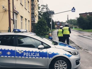Policjanci z drogówki w rejonie szkoły