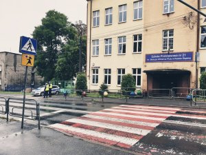 Policjanci z drogówki w rejonie szkoły