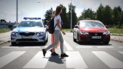 dzieci przechodzące przez jezdnię