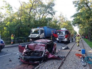 miejsce wypadku, rozbite samochody pracujący ratownicy, foto : rudaslaska.com.pl