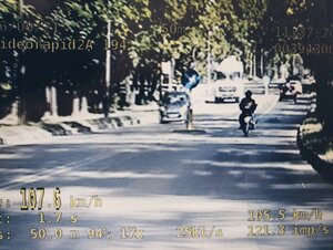 zdjęcie z policyjnego videorejestratora, na którym widoczny jest motocyklista i pomiar prędkości
