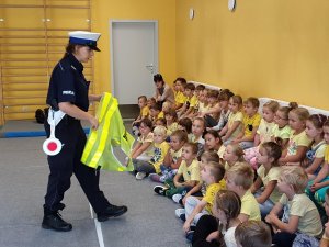 policjantka z uczniami pierwszej klasy - zdjęcie archiwalne