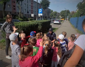 policjant i dzieci na chodniku w trakcie spotkania