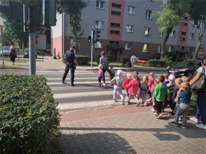 policjant i dzieci na przejściu dla pieszych