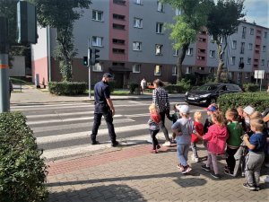 policjant i dzieci na przejściu dla pieszych