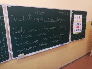klasa, tablica z napisem lekcja, temat: Poznajemy znaki drogowe