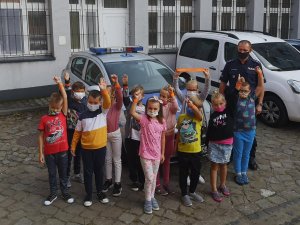 policjant z dziećmi, zdjęcie grupowe