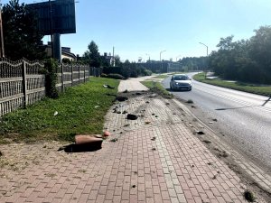ulica, chodnik, samochód osobowy, uszkodzony trawnik i betonowy kosz