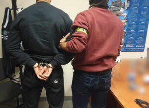 policjant z zatrzymanym dilerem