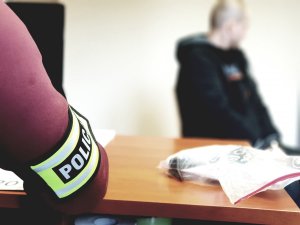 policjant i zatrzymany w kajdankach