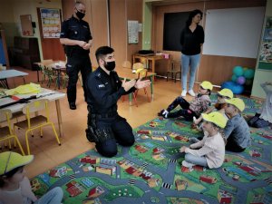 Policjanci z dziećmi w przedszkolu