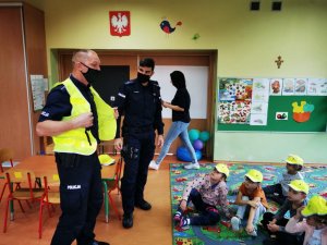 policjanci i dzieci w przedszkolu