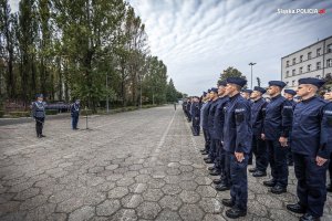 plac apelowy, nowi policjanci, dowódca uroczystości i komendant wojewódzki