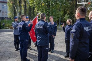 poczet sztandarowy i ślubujący policjanci