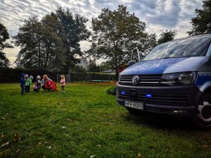 przedszkolny ogród, dzieci, radiowóz