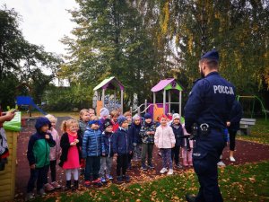 przedszkolny ogród, dzieci, policjant