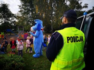 przedszkolny ogród, dzieci, policjant, sznupek