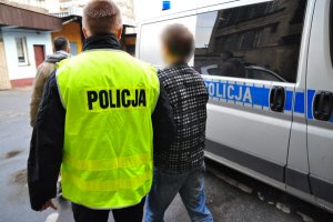 zdjęcie poglądowe, policjant, nieletni, radiowóz