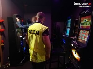 automaty, policjant - zdjęcie poglądowe z archiwum policji