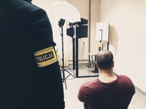 policjant, zatrzymany, pomieszczenie technika kryminalistyki