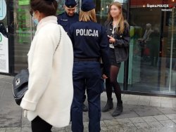przechodnie, policjanci, wejście do sklepu