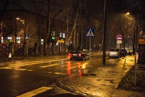 zdjęcie poglądowe - przejście dla pieszych po zmroku