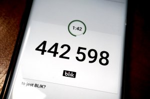 zdjęcie poglądowe - smartfon z wygenerowanym kodem blik