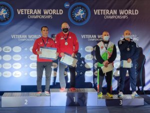 podium i dekoracja zwycięzców na pierwszym miejscu Krzysztof Czerczak