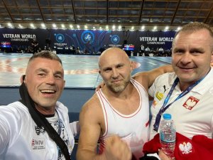 trzech mężczyzn pozuje do zdjęcia po zawodach w środku Krzysztof Czerczak