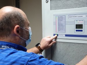 pracownik cywilny zespołu informatyki przy urządzeniu zasilania zapasowego