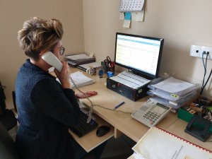 pracownica zespołu kadr i szkolenia w trakcie rozmowy telefonicznej