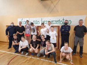 wspólne zdjęcie pamiątkowe, policjanci, uczniowie, nauczyciel