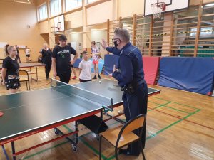 sala gimnastyczna, stół do tenisa, policjant, uczniowie