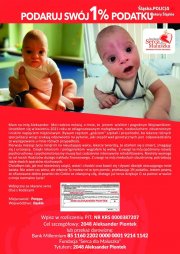 chłopiec siedzący i leżący na brzuchu