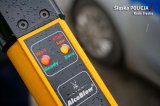 policyjny alkotest, w tle radiowóz
